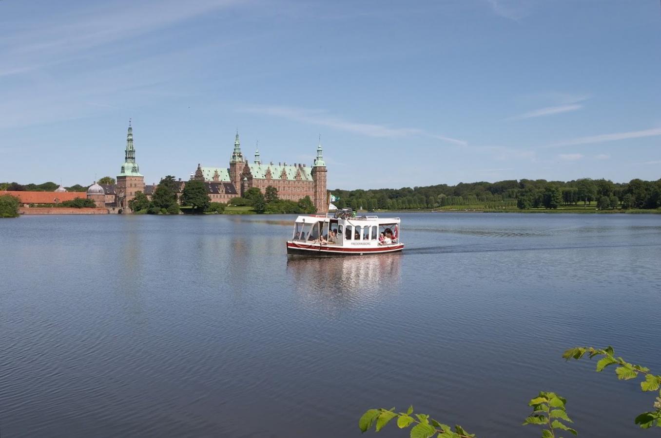 Den lille færge på Slotssøen_Hillerød