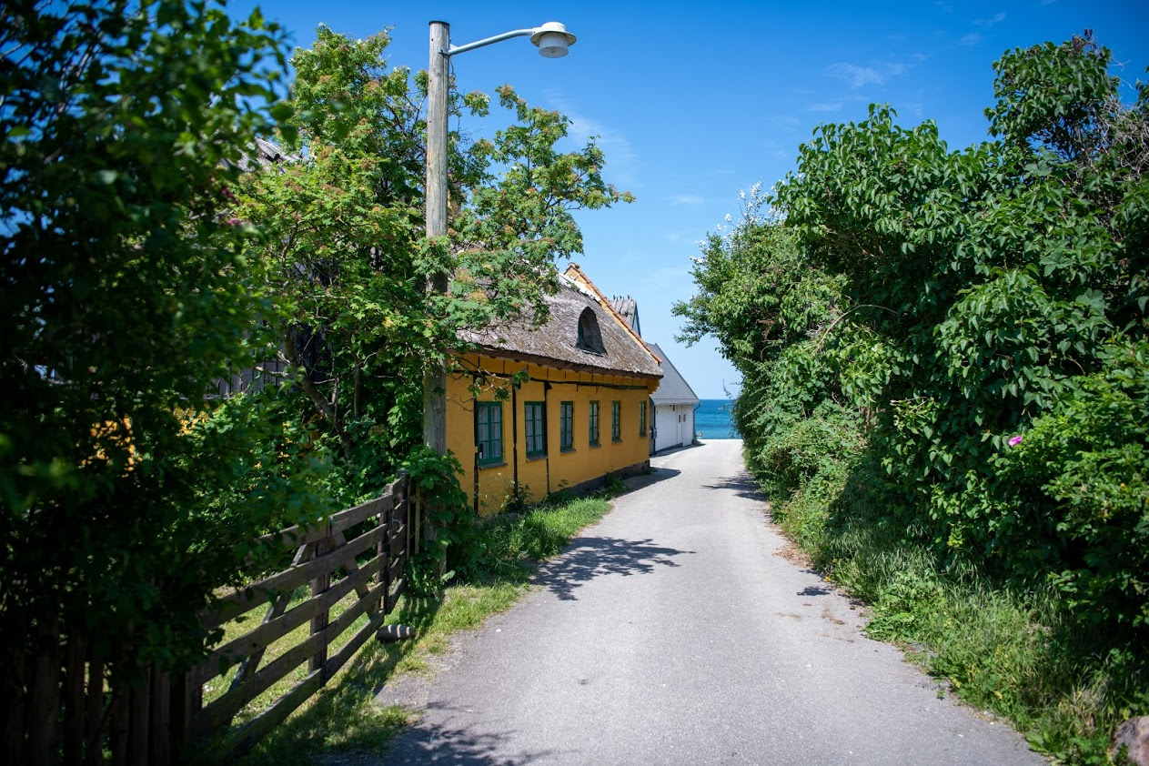 Det lille fiskerleje Kikhavn ved Hundested. Smukke gamle gårde med stråtage