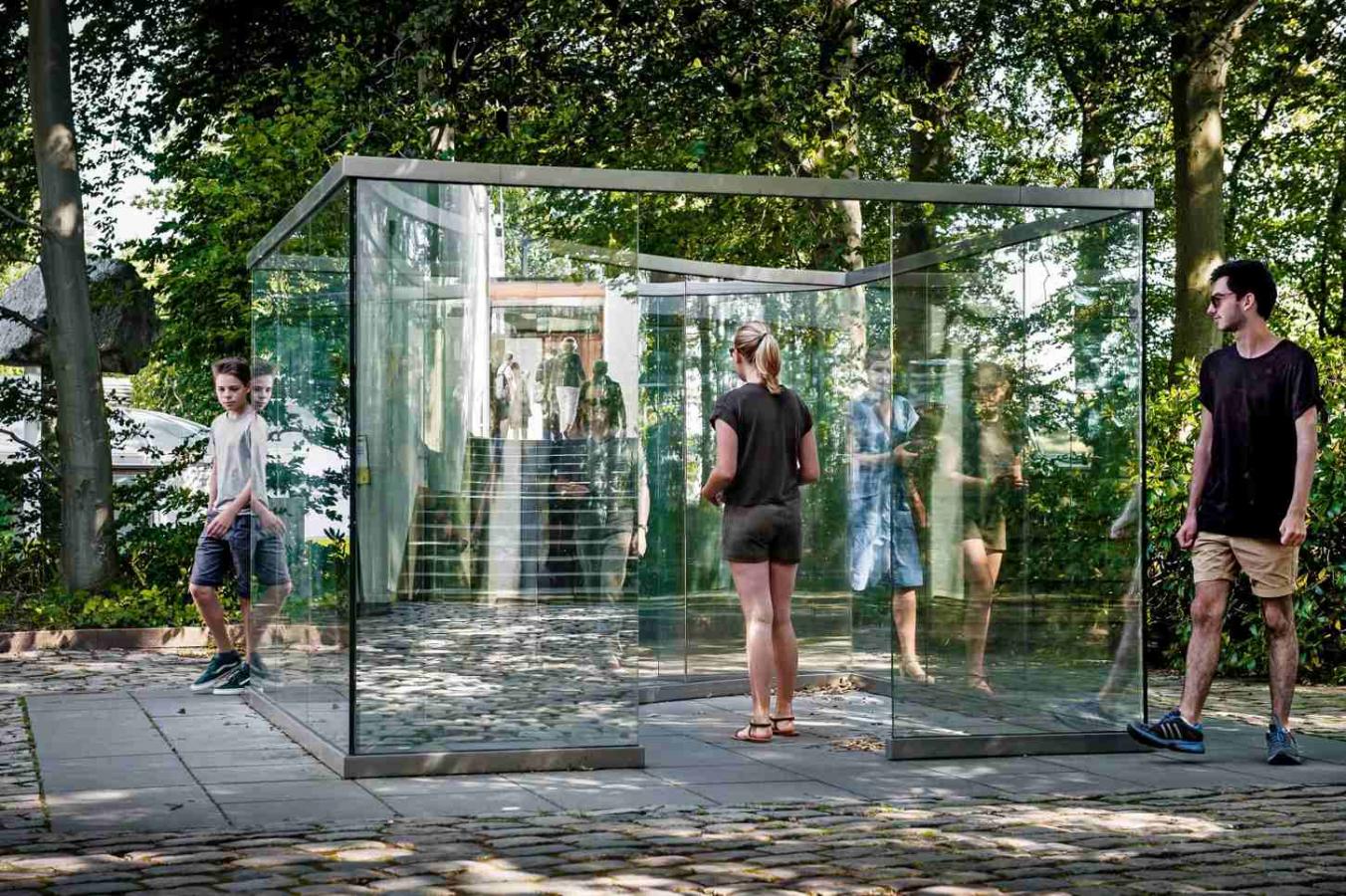 Die Skulptur von Dan Graham im Skulpturenpark von Louisiana können Sie direkt durchschreiten.