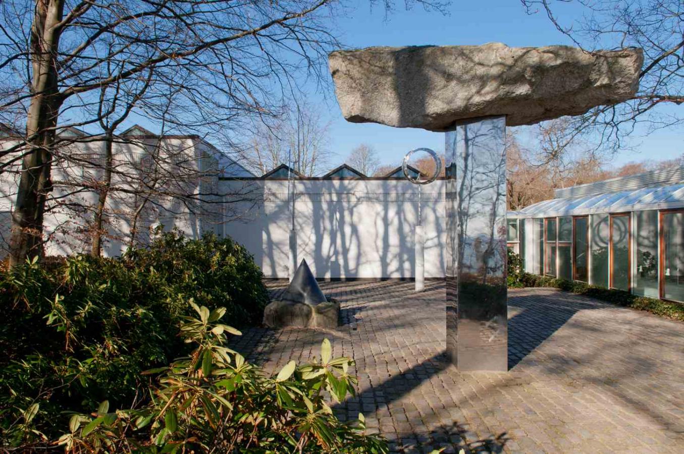 Nobuo Sekines schwebender Stein Phases of Nothingness im Skulpturenhof des Louisiana.