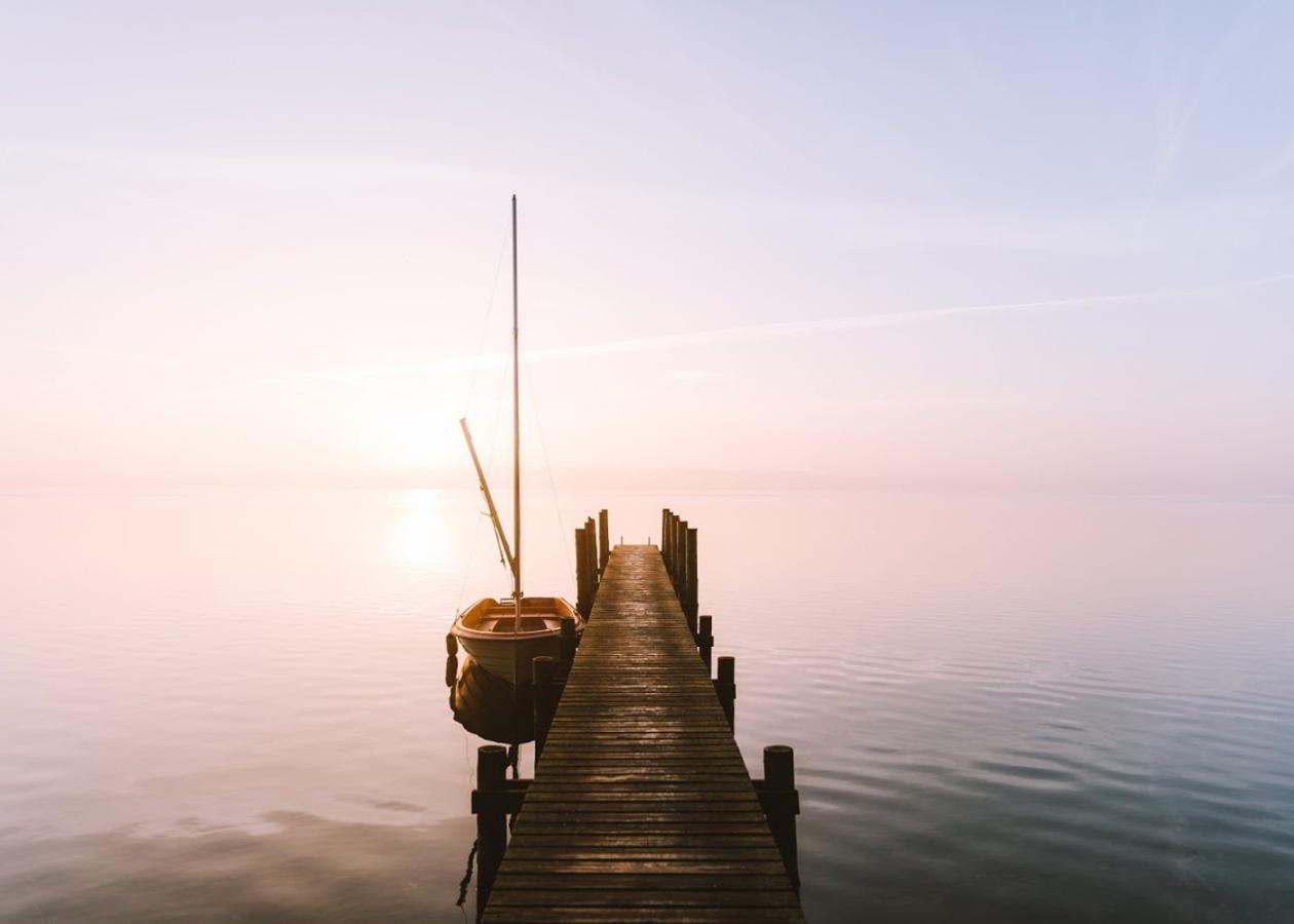 Badebro ud i søen med båd på siden
