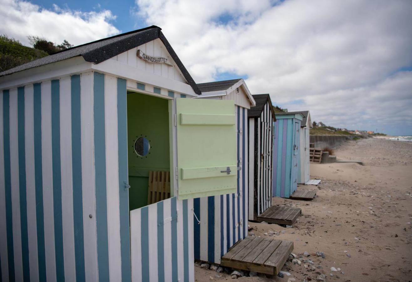 Rågelejes stribede badehuse er en seværdighed på Den Danske Riviera