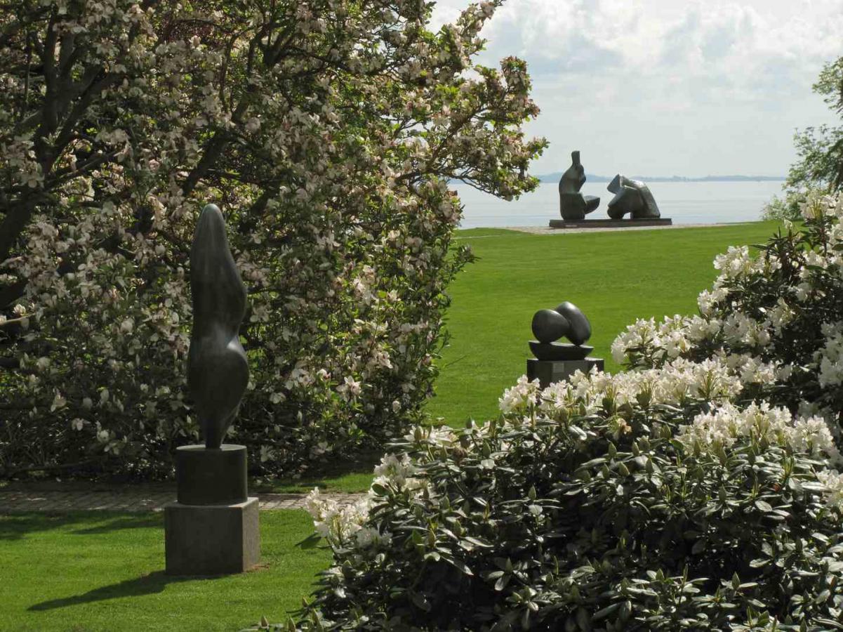Jean Arp og Henry Moore skulptureren in Louisianas Skulpturenpark.