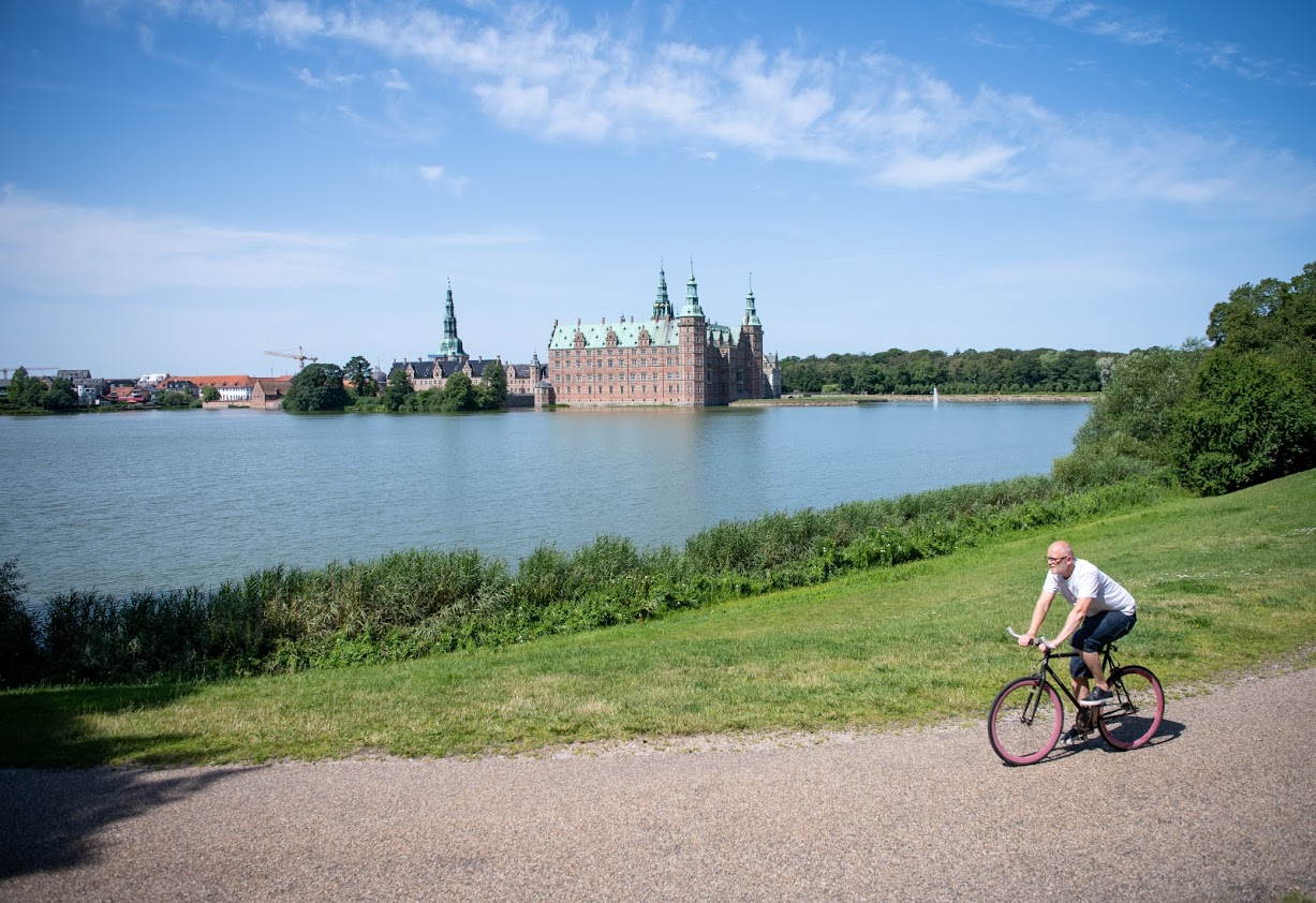 På cykel ved Frederiksborg Slot