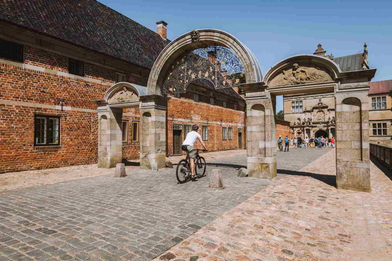 Cyklist gennem Frederiksborg slot 