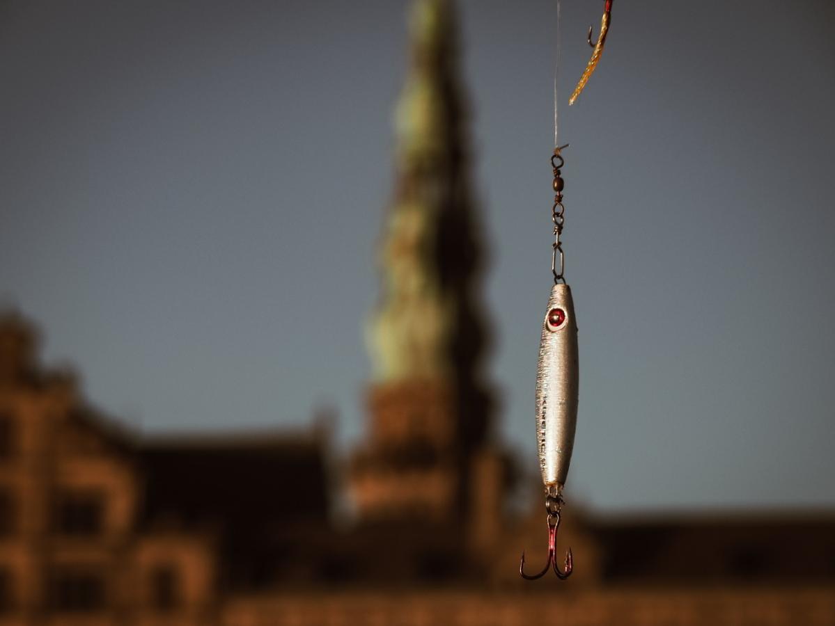 Fiskekrog i sølv holdes i luften foran Kronborg Slot.