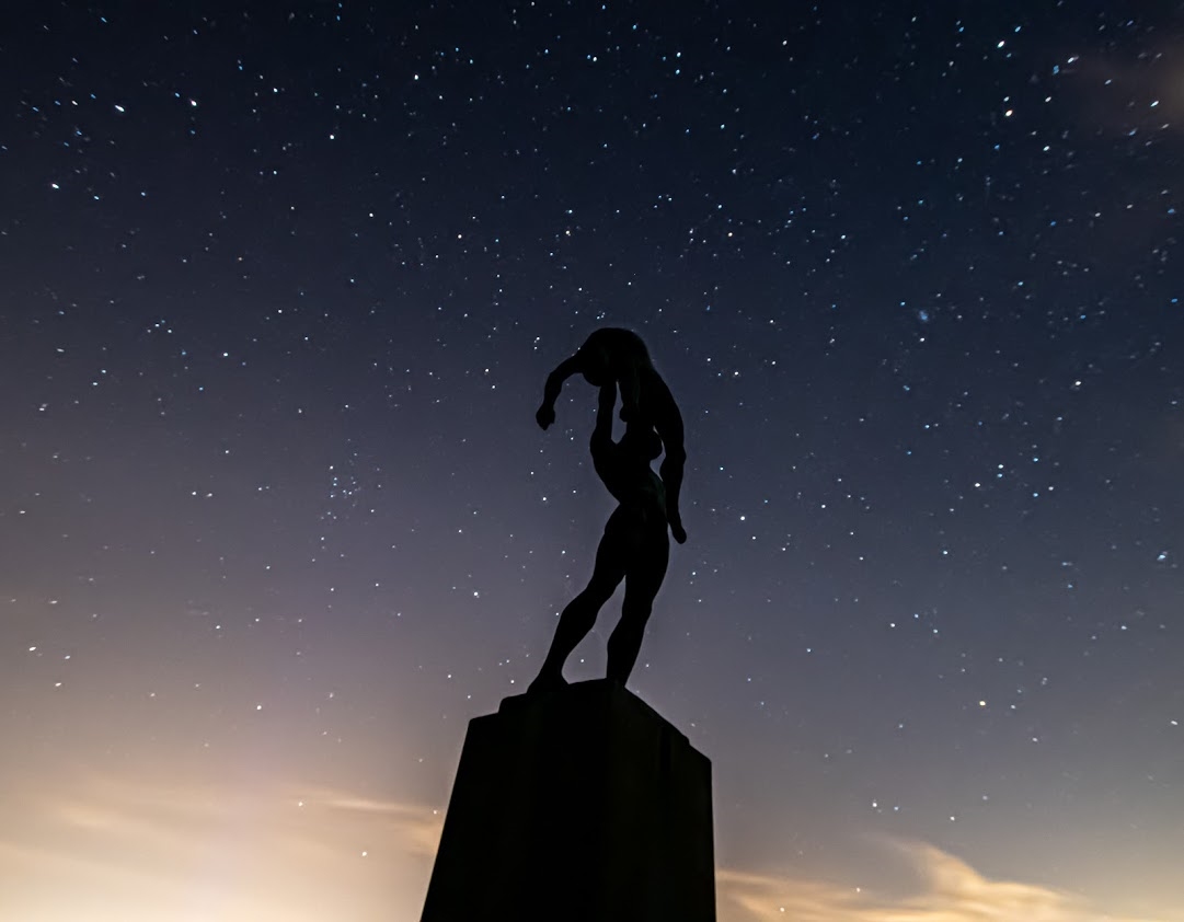 Midt i det smukke område Rusland finder du disse statuer ved Rudolph Tegners Museum