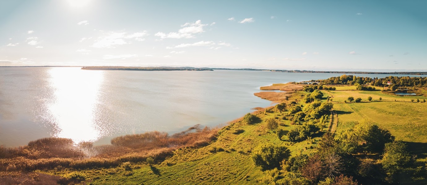 Arresø, som er Danmarks største sø ligger midt i Nordsjælland omgivet af skov og naturoplevelser af de helt store. Om sommeren kan du bl.a tage på sejltur med den lille færge M/S Frederikke som stævner ud fra Arresødal ved Frederiksværk By. 