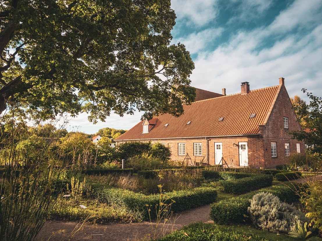 På Esrum Kloster er der en urtehave med specielle urter. Besøg klostret, se udstillingerne og klæd dig måske ud som munk eller tag på vandretur i området med Esrum Kloster som udgangspunkt. 