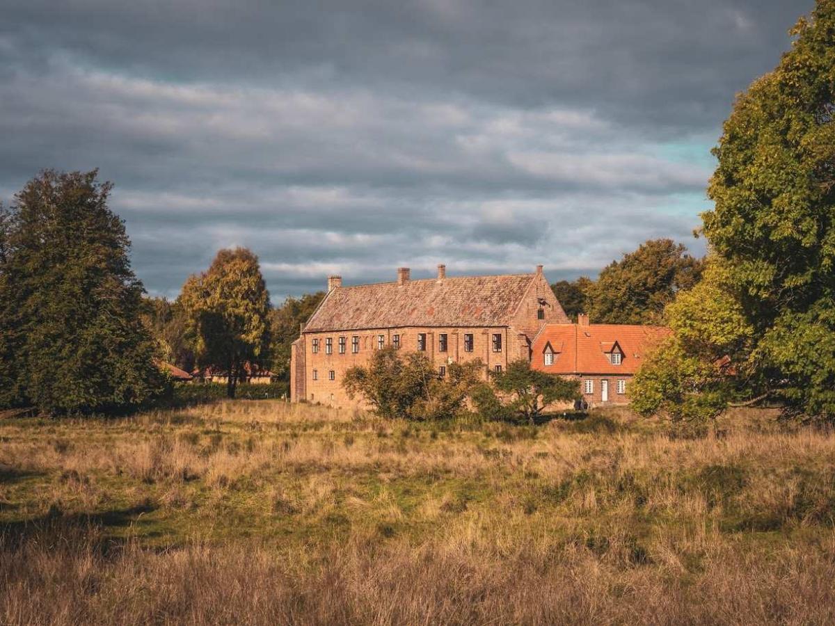 Esrum Kloster ligger ved Esrum og er porten til de dejligste naturoplevelser og vandreture i det nordlige Sjælland. 