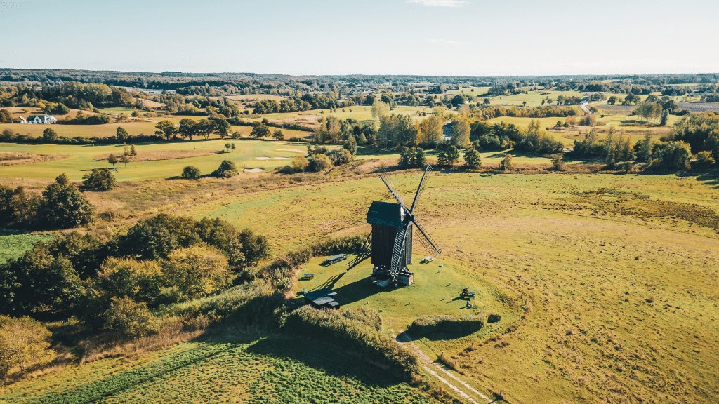 Pibe Mølle ligger ved Anisse i Nordsjælland. Det er en af Danmarks ældste møller og efter aftale kan man komme op i møllen. Udsigten er fantastisk. Tag en udflugt til Nordsjælland, som er et godt udgangspunkt for vandreture og oplev naturen