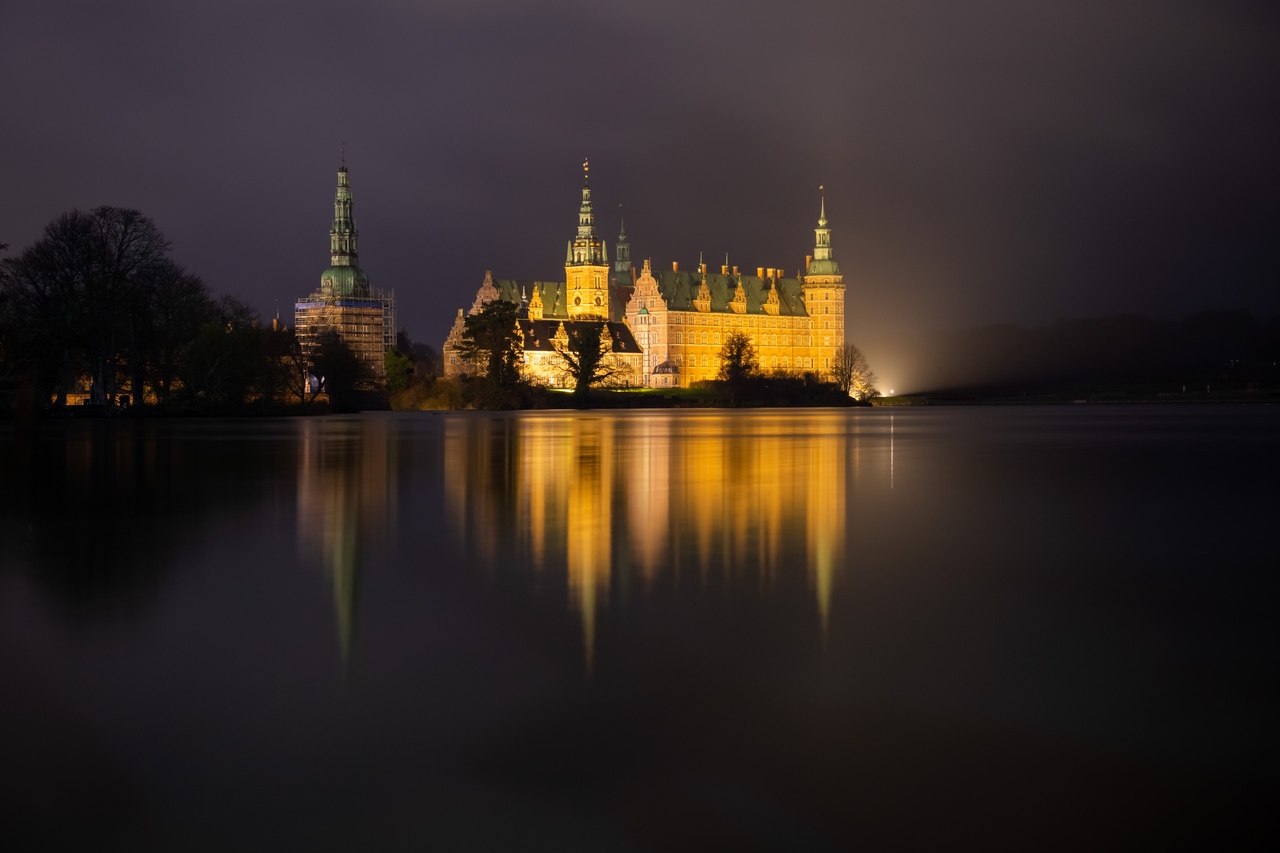 Frederiksborg Slot By Night. Slottet spejler sig i slotssøen