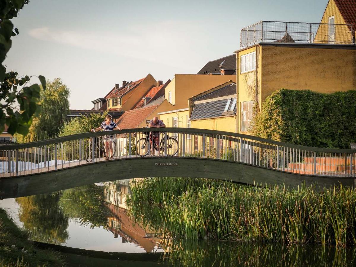 Frederiksværk med den smukke kanal der snor sig gennem byen.