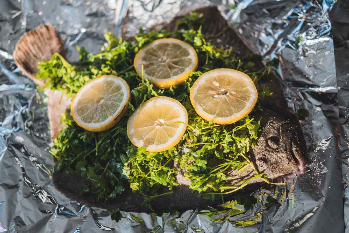 En staniolindpakkede pigav med god klat smør, persille, citron, kørvel og flagesalt