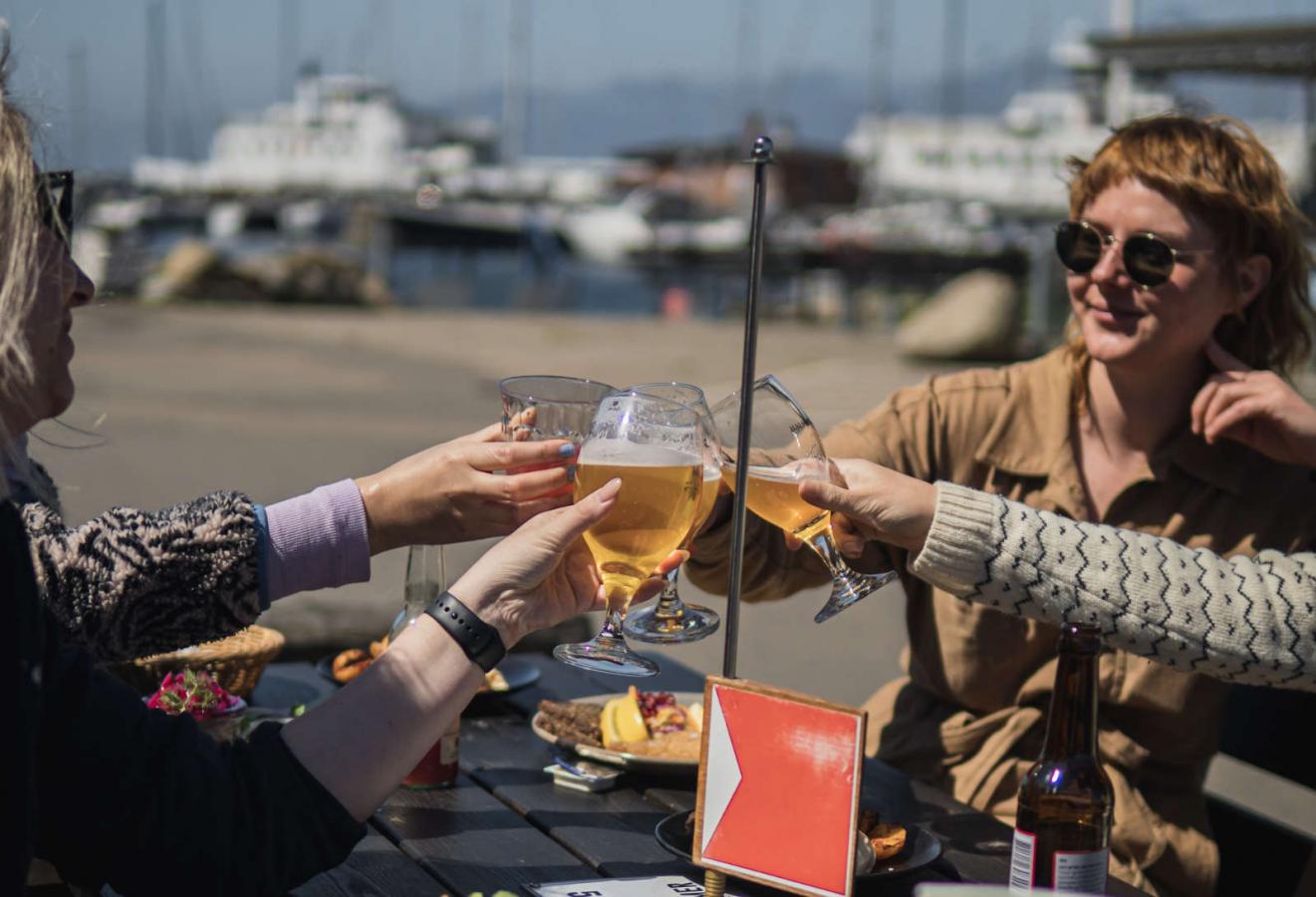 Oplevelser på krogen. Fiskekonerne i deres rette element. Ved Hundested havn og med frisk fisk på tallerknen  
