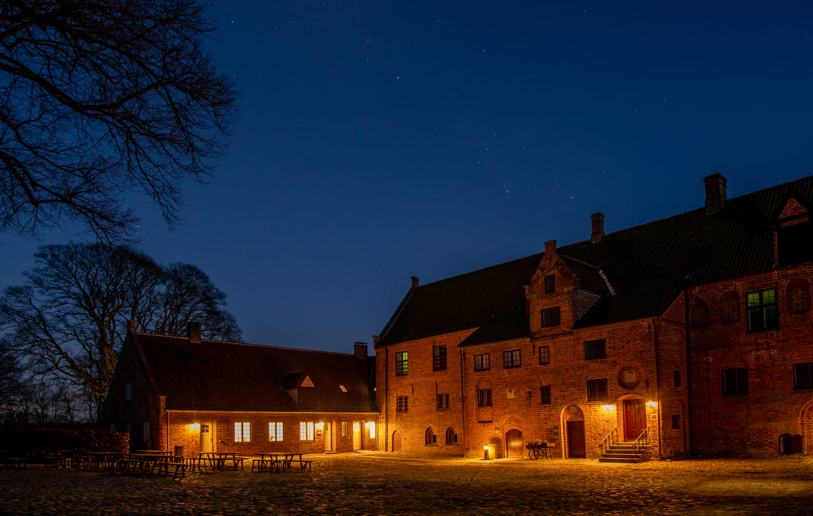 Besøg Esrum Kloster hele året rundt. Spændende udstillinger og aktiviteter.