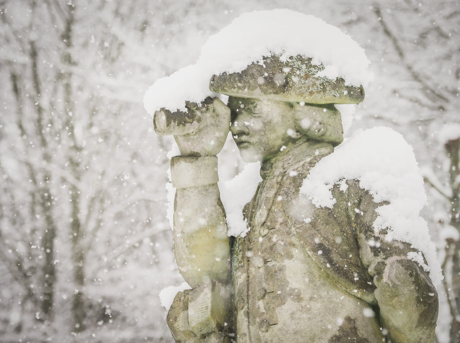 Nordmandsdalen ved Fredensborg Slot. Statuer af sten i slotsparken. 