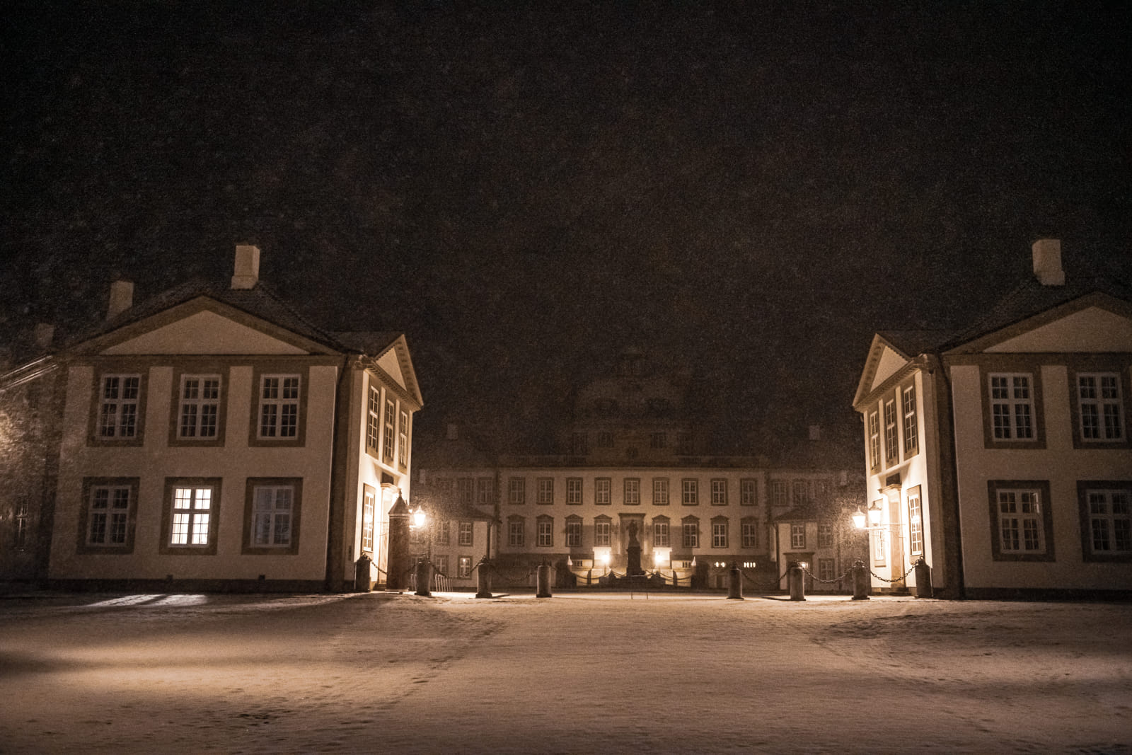 Fredensborg Slot. her ses slottet klædt i vinterdragt