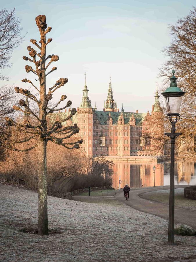 Nyd synet af slottet når du går en tur rundt om Søstien i Hillerød.
