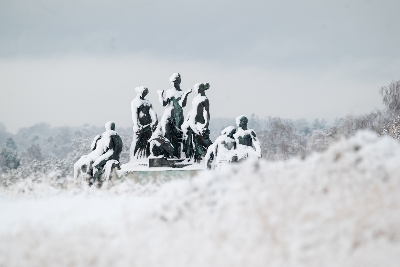 Rudolph Tegners Museum - sneen dækker skulpturen i parken