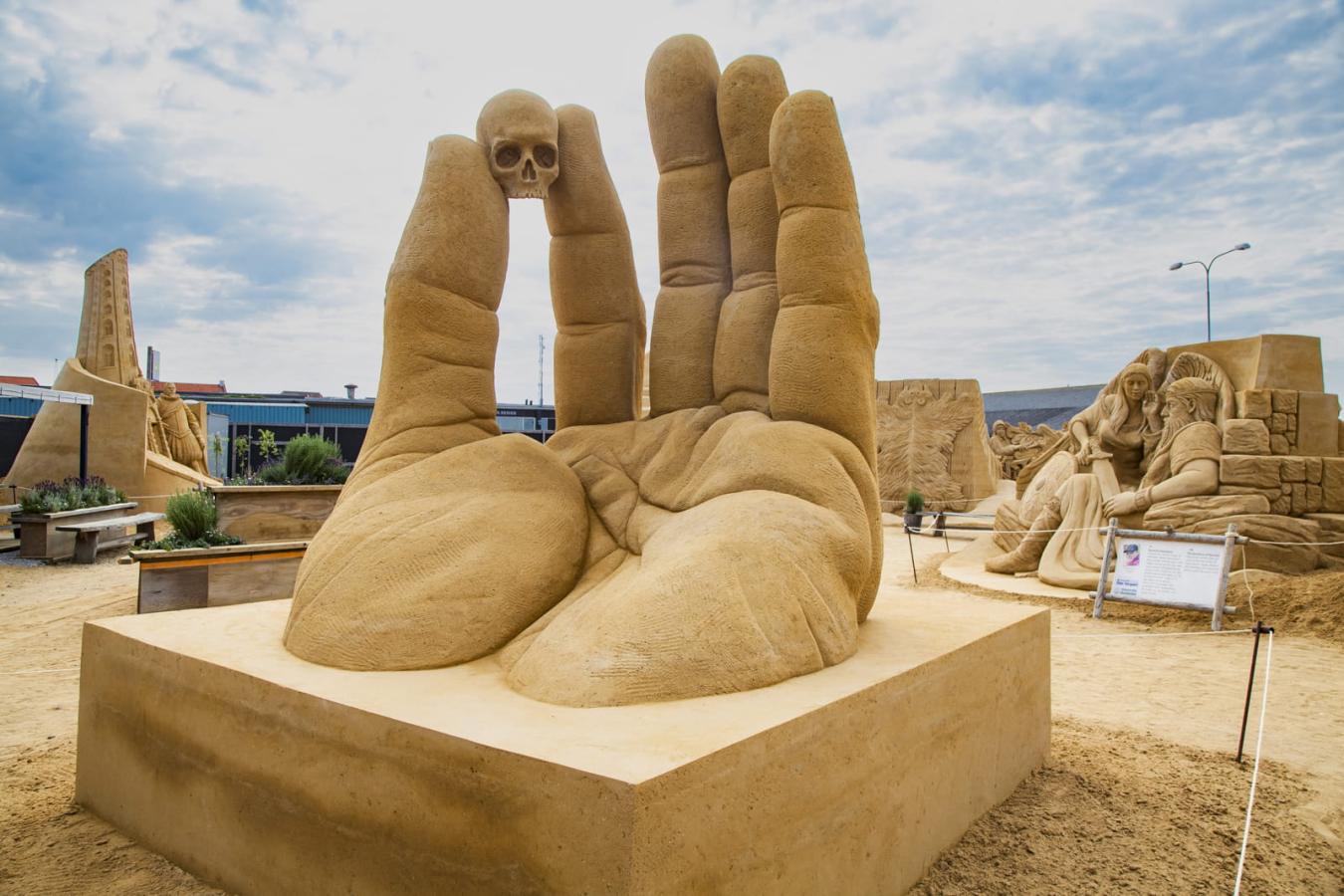 Hundested Sandskulptur Park kan ses på havnen i Hundested fra maj til oktober