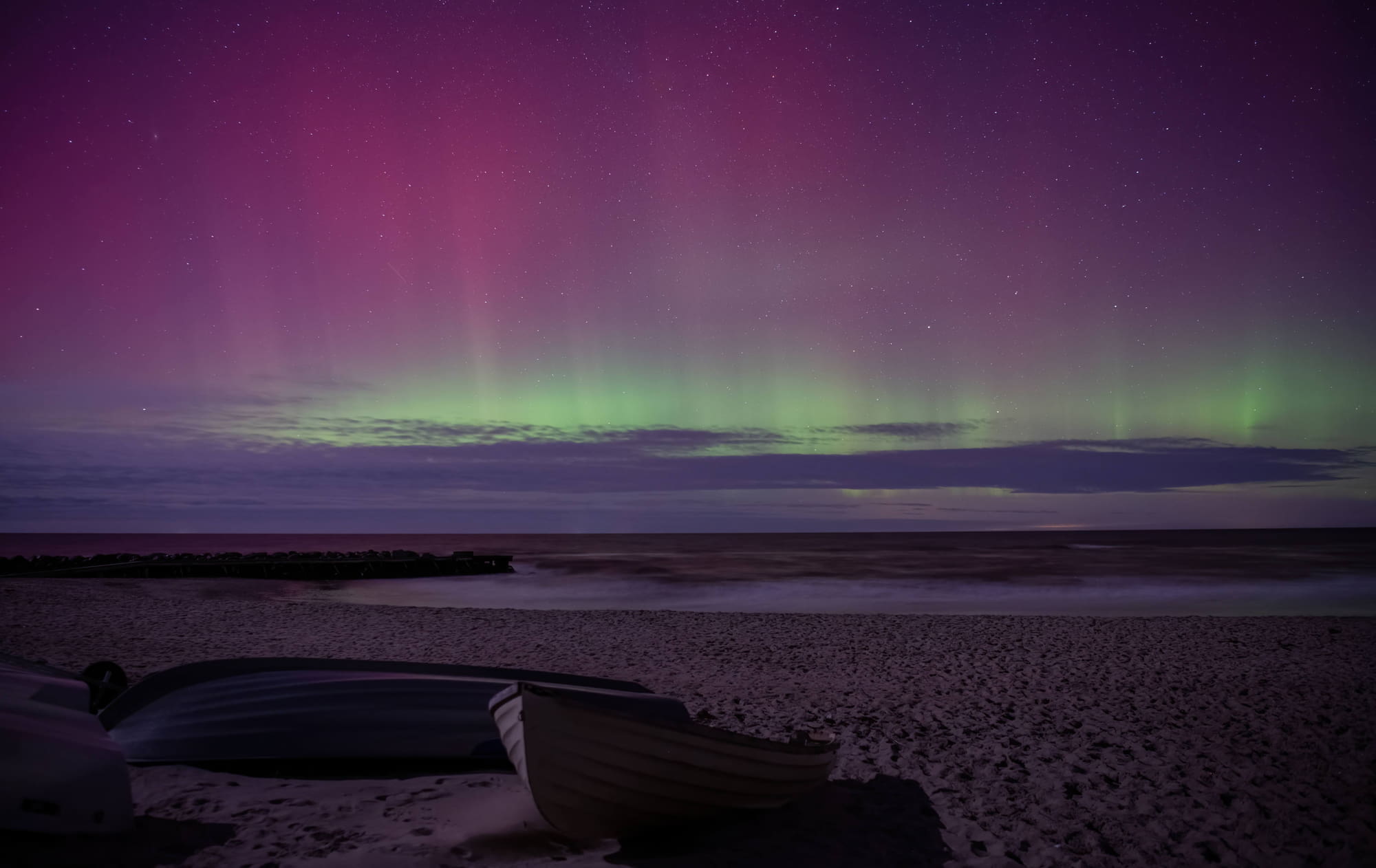 Grønt og lilla nordlys, med både i forgrunden