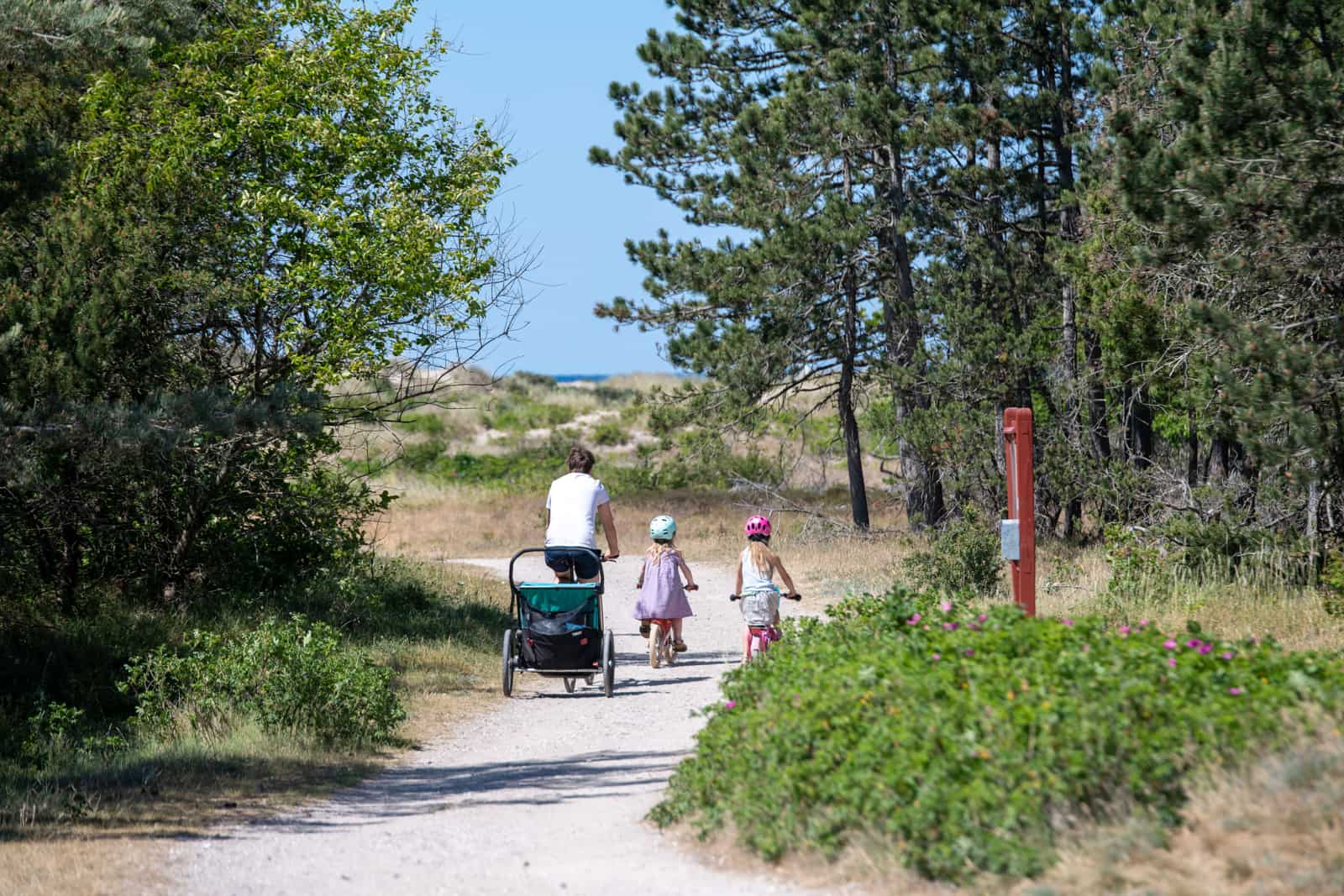 På cykeltur med børnene til stranden i Liseleje