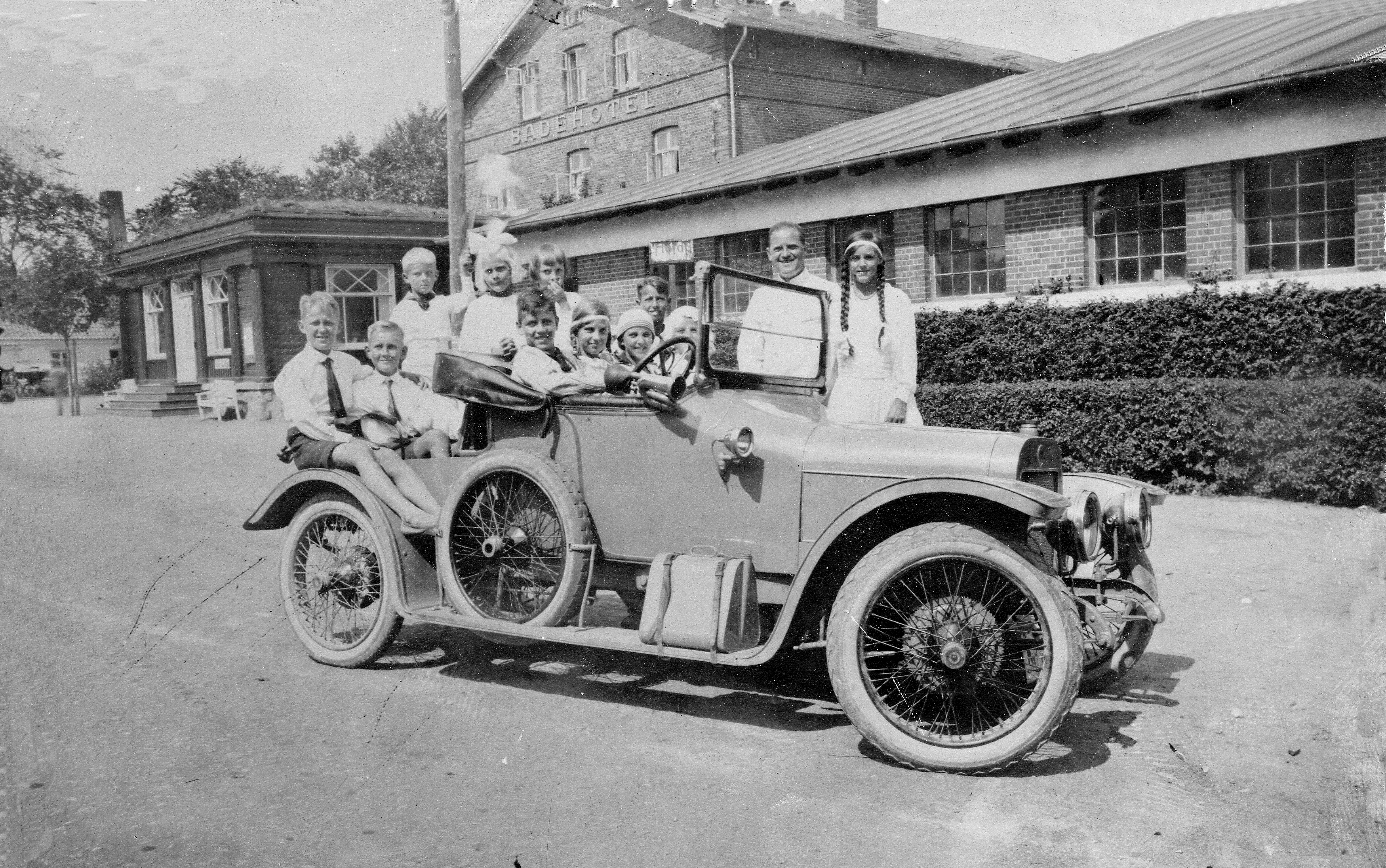Happy children in an old vintage car in front of Gilleleje Badehotel in the old days.
