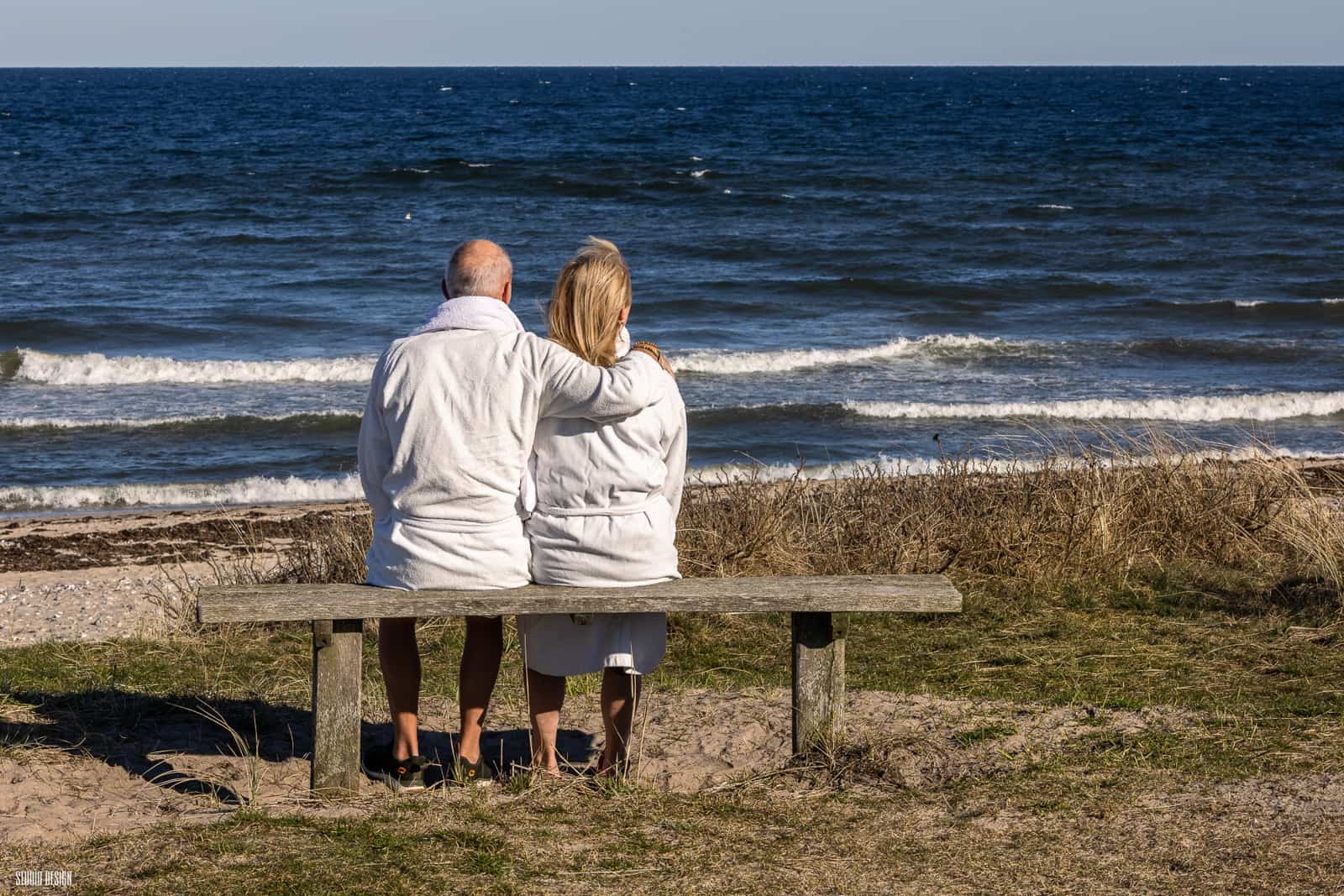 Par på bænk ved stranden i Liseleje