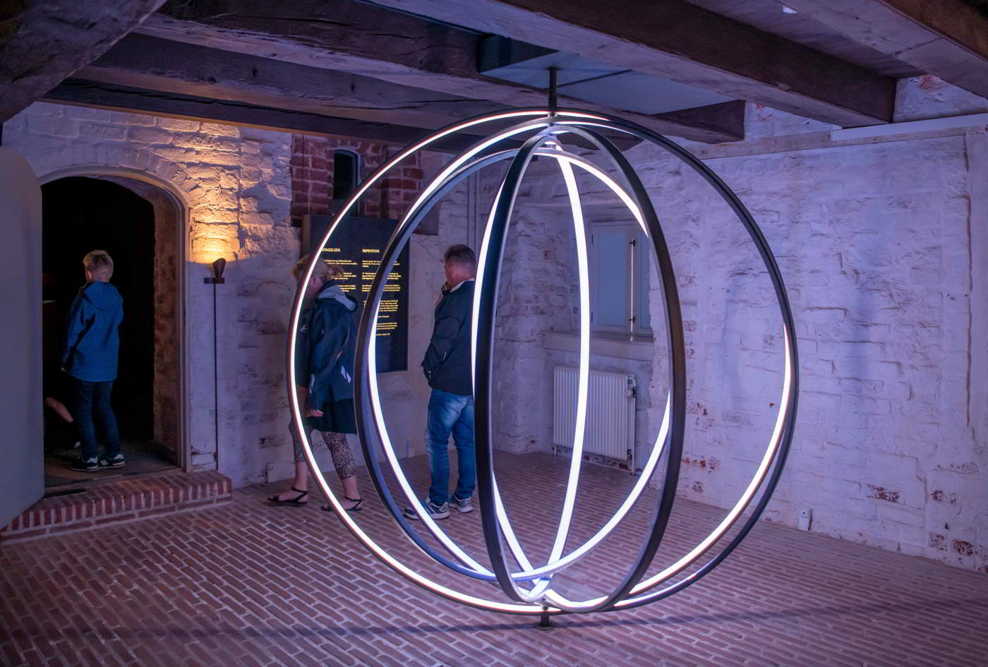Ein großer Lichtkreis veranschaulicht stimmungsvoll den Tagesablauf der Mönche im Esrum Kloster.