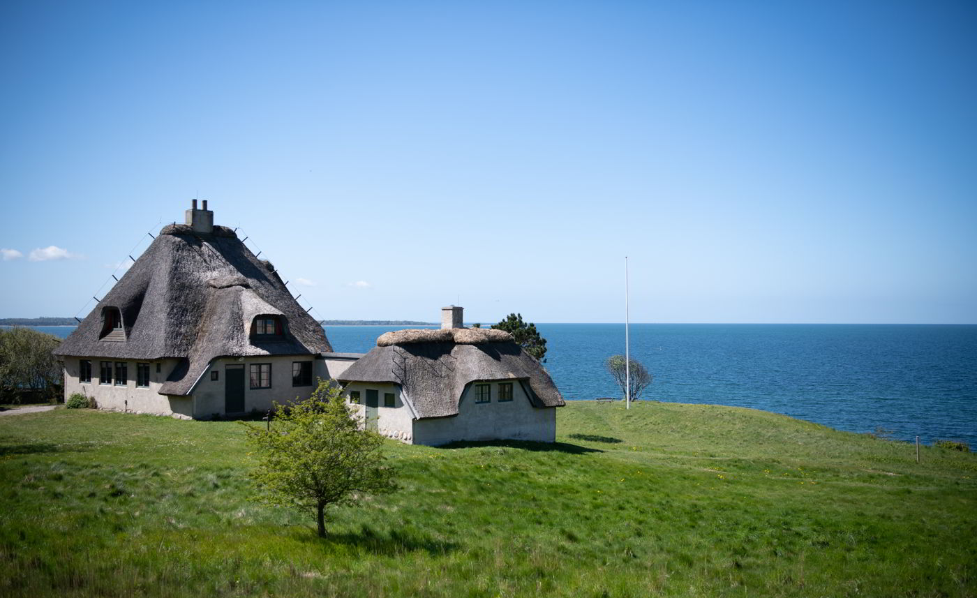 Knud Rasmussen's house in Hundested is ready to welcome you on the hill with the sea in the background.