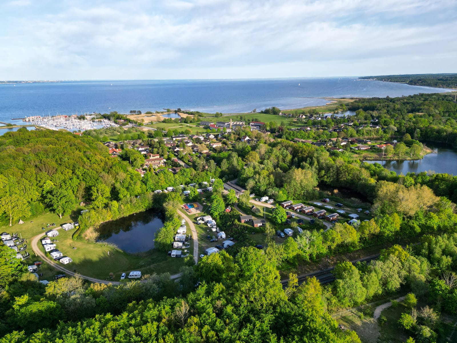 Nivå Camping ligger smukt ved kysten mod Øresund