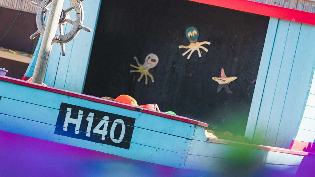 Der Sandkasten wartet auf die Kinder im Hundested Sandskulptur Park