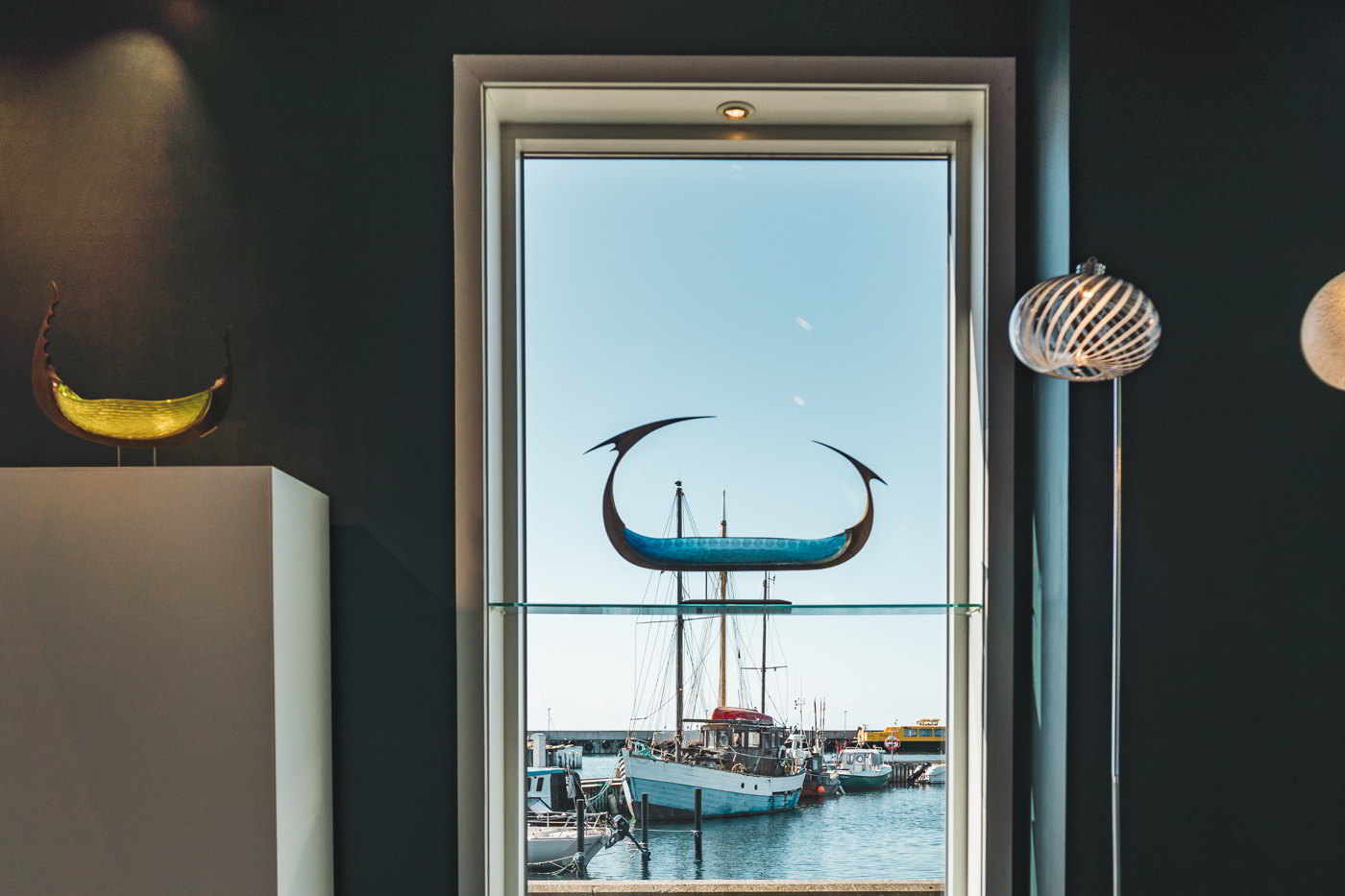 The beautiful glass art is exhibited at the glassblowing studio Backhaus Brown in Hundested.