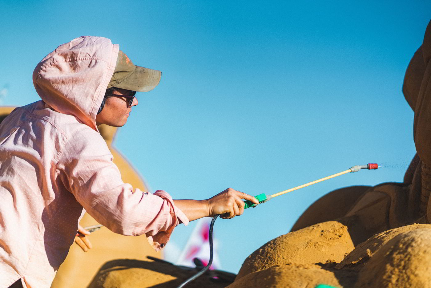  A sculptor is building a sand sculpture in Hundested Sand Sculpture Park.