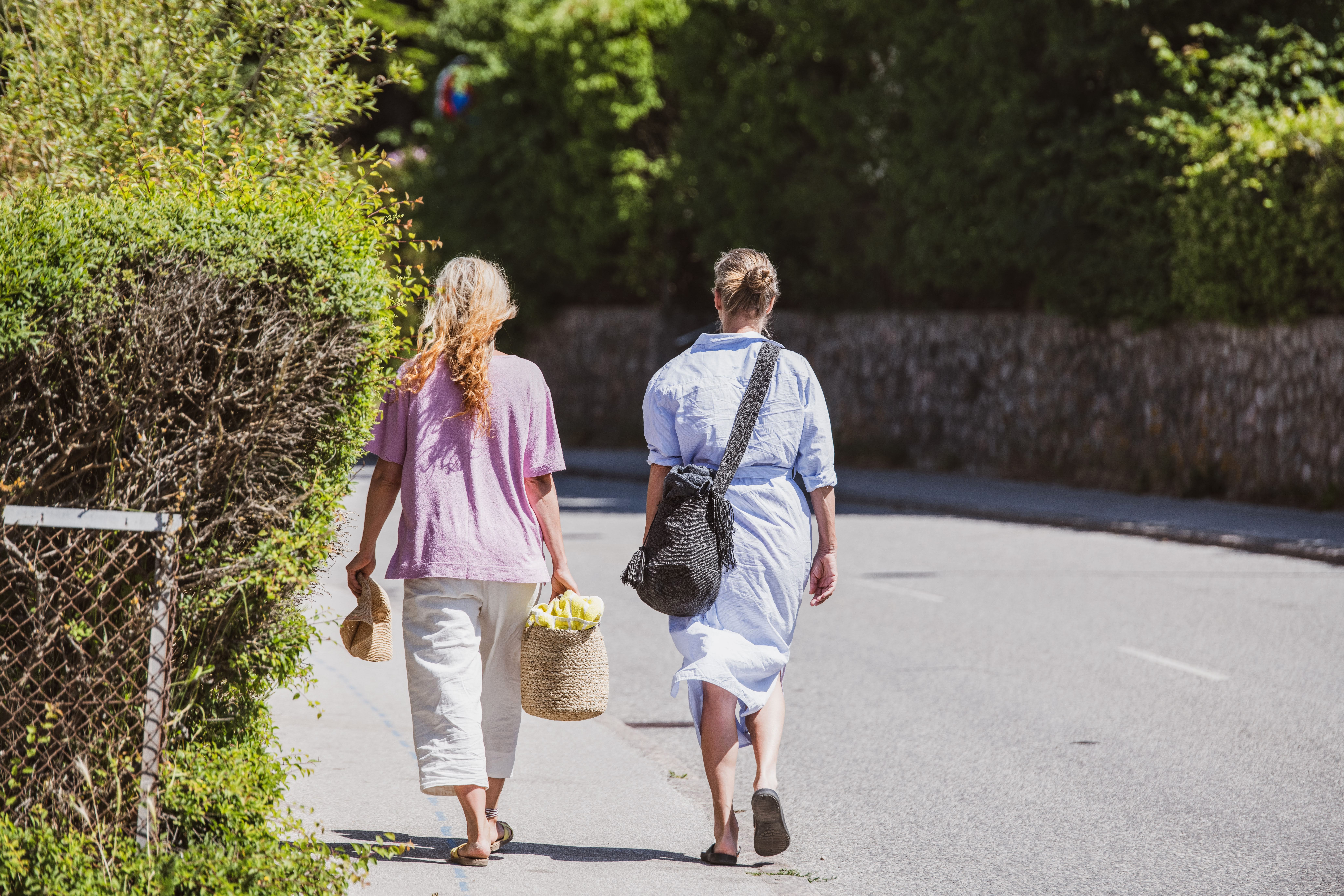 To kvinder går tur i sommerlandet