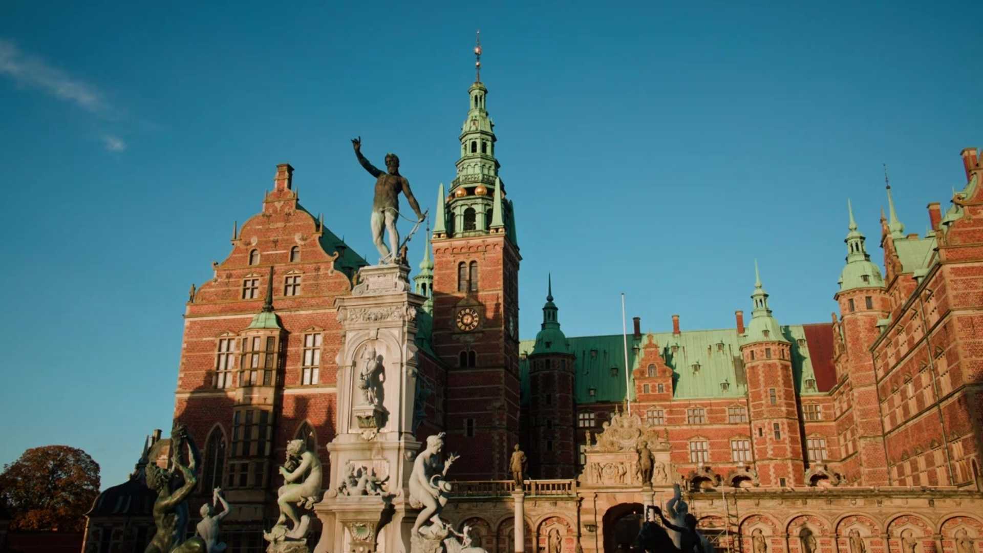 Frederiksborg Slot med Neptunspringvandet i gården