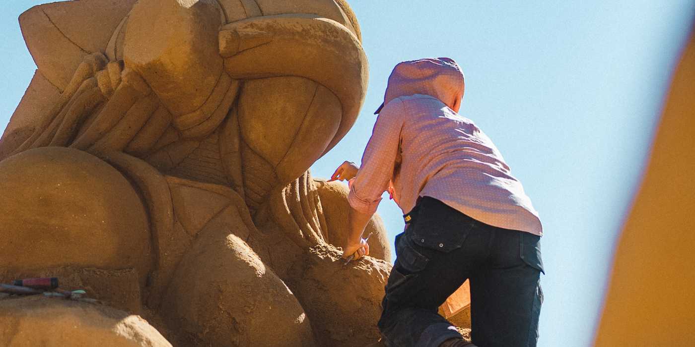 Sehen Sie die enormen Kunstwerke im Hundested Sandskulptur Park.