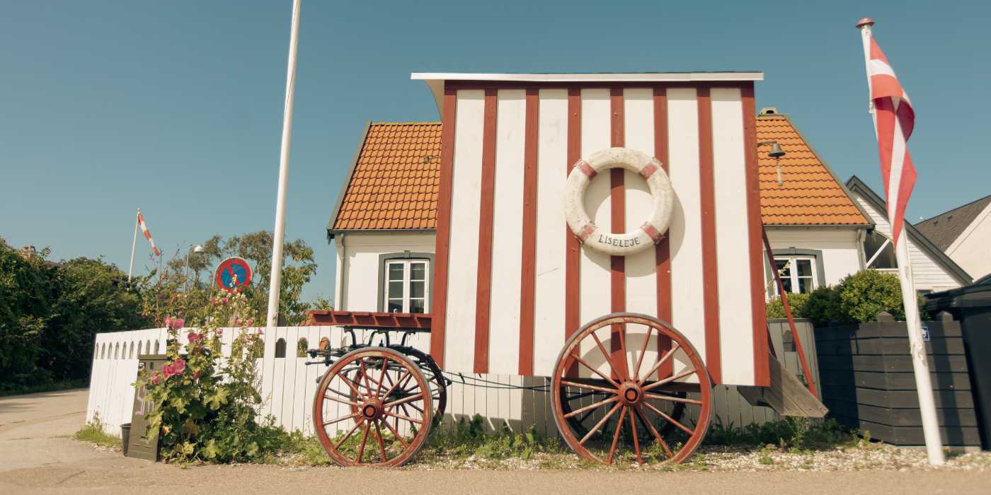 Et gammelt badehus står på gaden i Liseleje