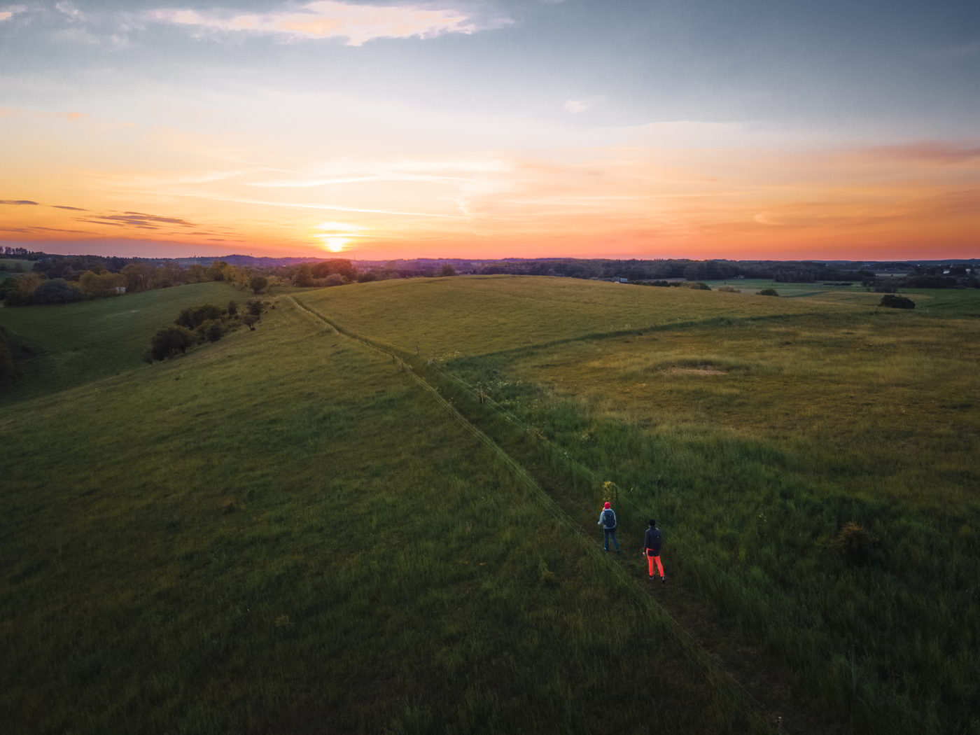 En drone filmer to vandrere på en eng på Halsninoen i Nordsjælland