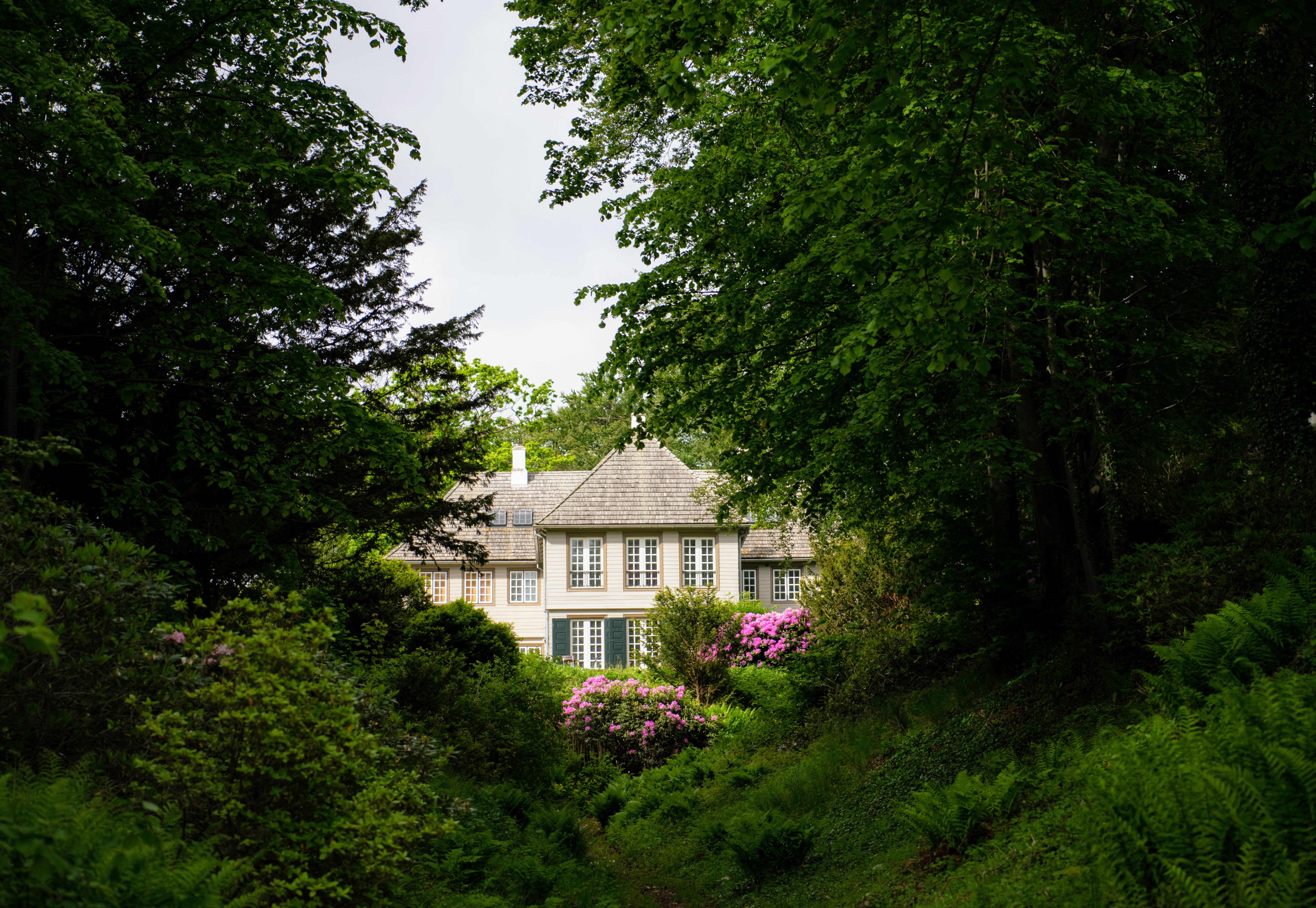 Munkeruphus ligger idyllisk i en stor park ved vandet i Nordsjælland
