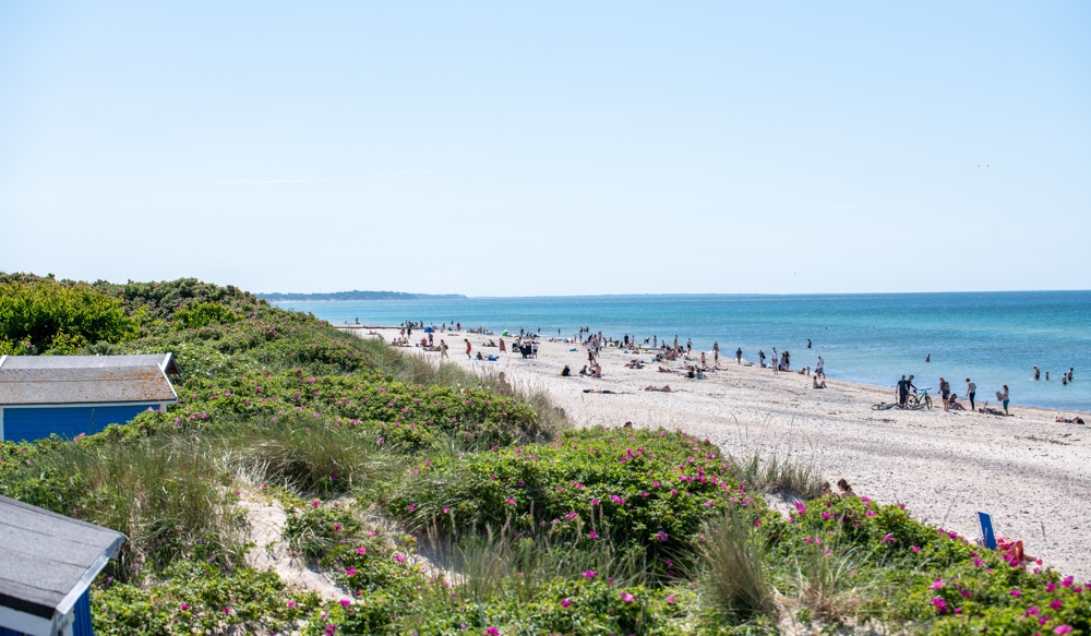 Folk på stranden ved Tisvildeleje
