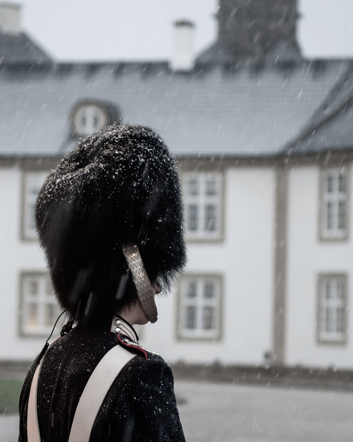 Garder i vintervejr foran Fredensborg Slot