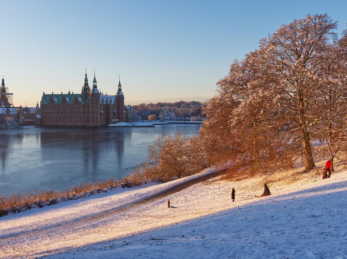 Vinter ved Frederiksborg Slot - Børn og voksne kælker