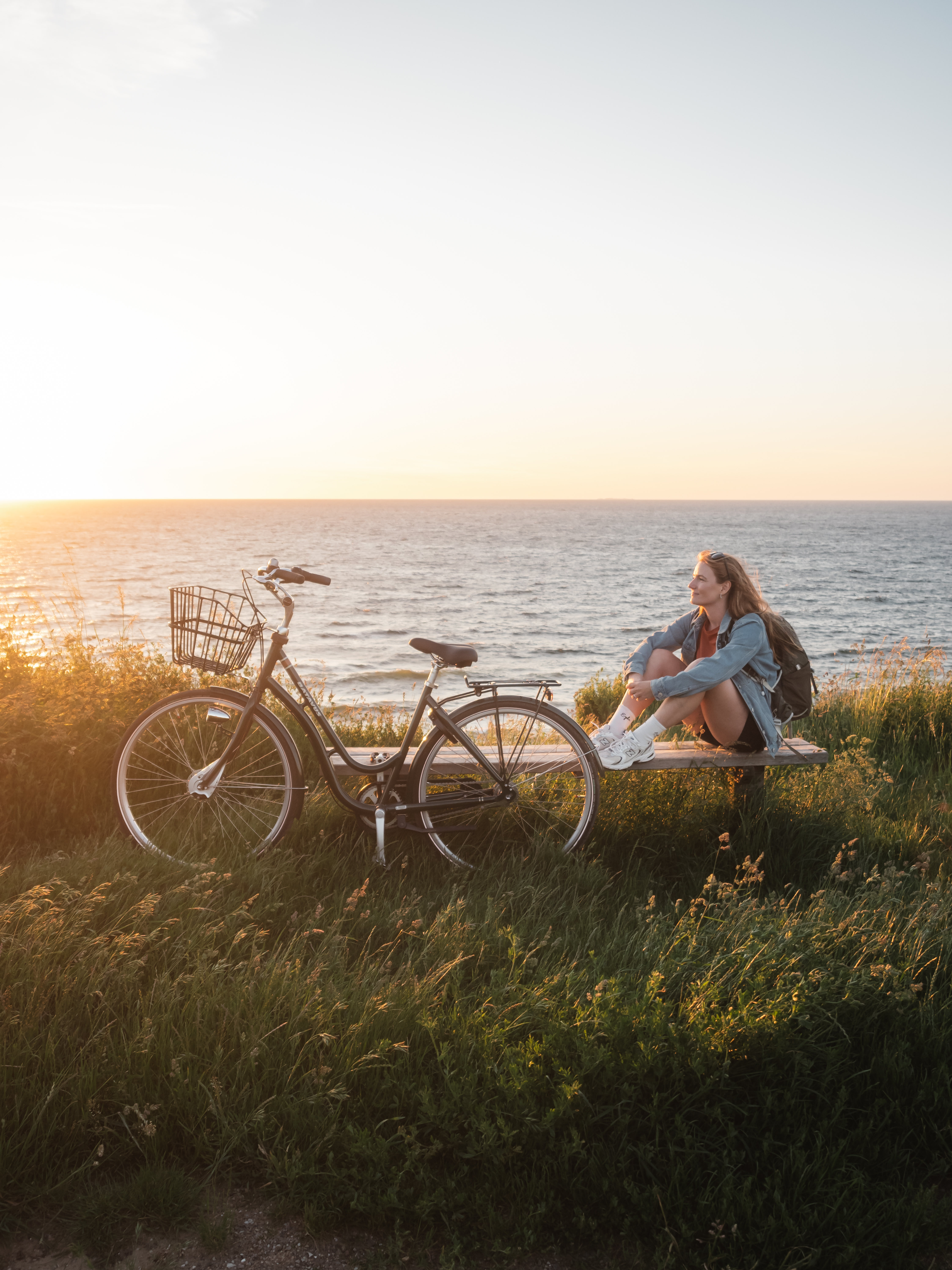 Marianne med cykel langs Nordkysten