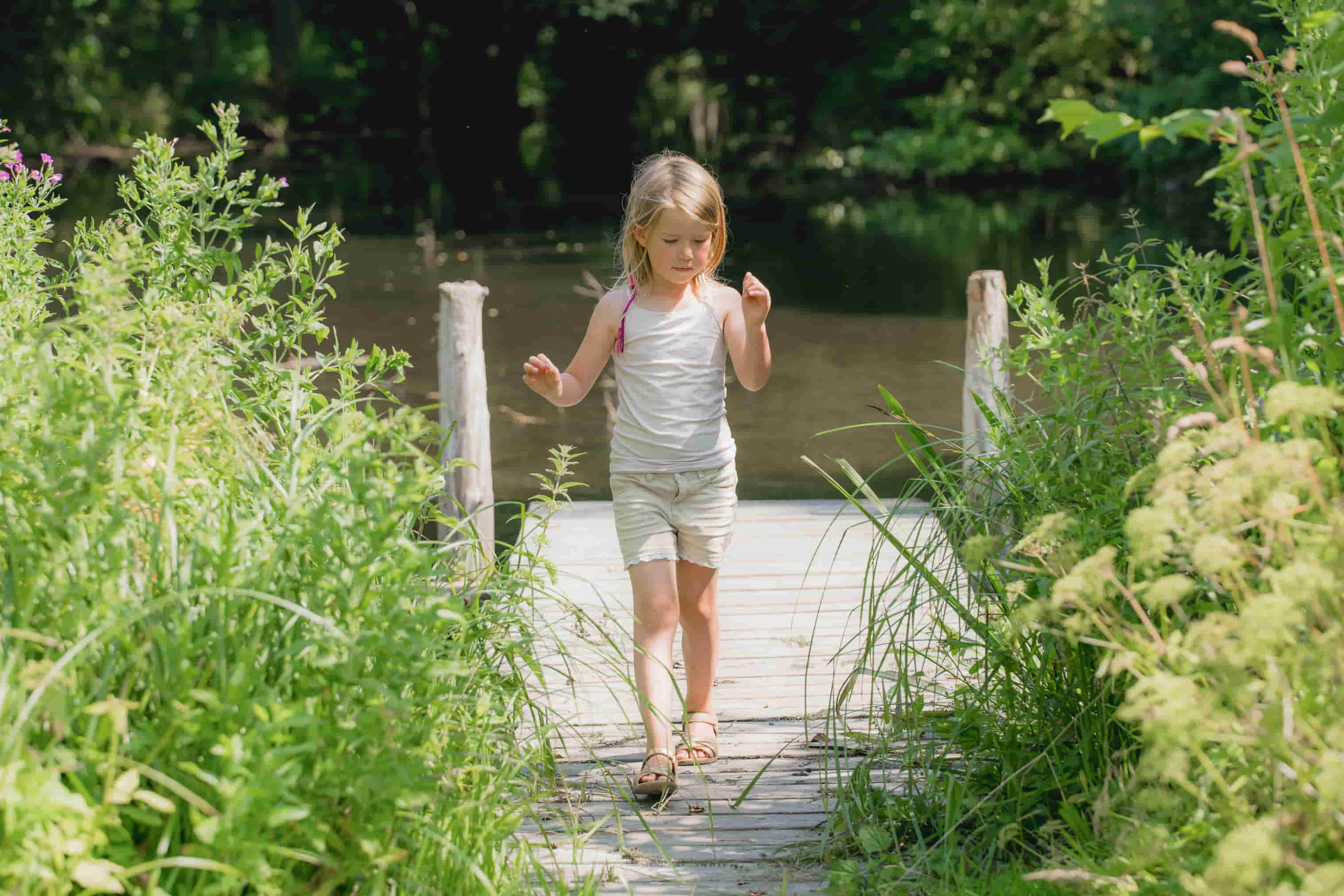 Pige leger ved Esrum Kloster