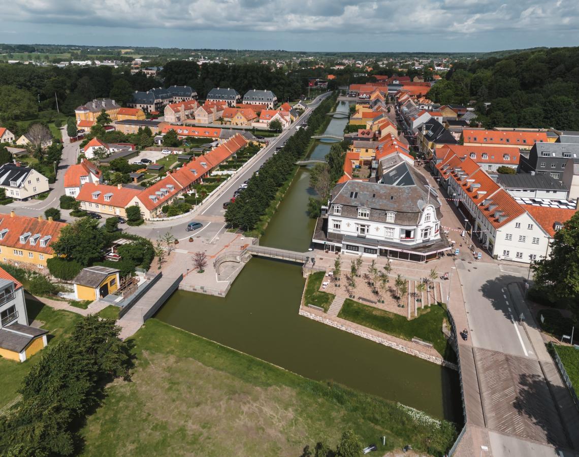 Frederiksværk By med kanalen - Dronebillede