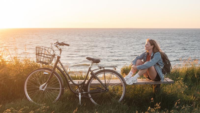 Marianne med cykel langs Nordkysten