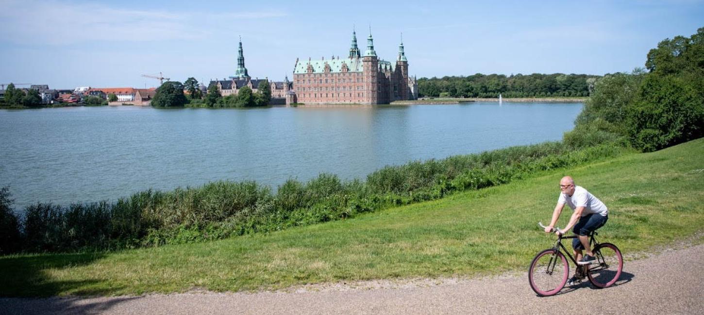 På cykel ved Frederiksborg Slot