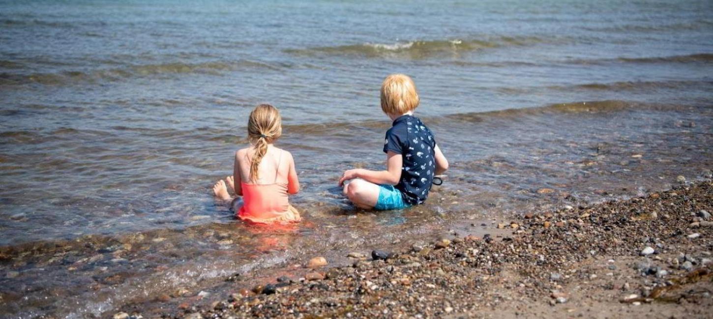 Store badedag ved stranden